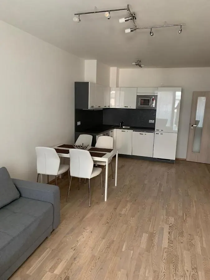 Residence Garden Tower - 8 Min Do Centra, Garaz Praga Apartament