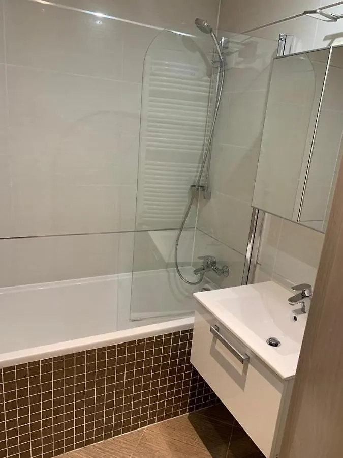 Residence Garden Tower - 8 Min Do Centra, Garaz Praga Apartament