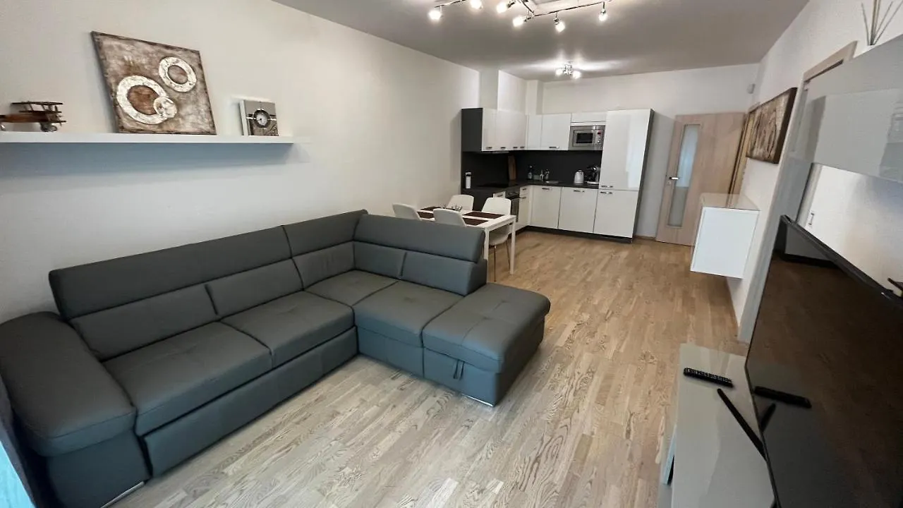 Residence Garden Tower - 8 Min Do Centra, Garaz Praga Apartament