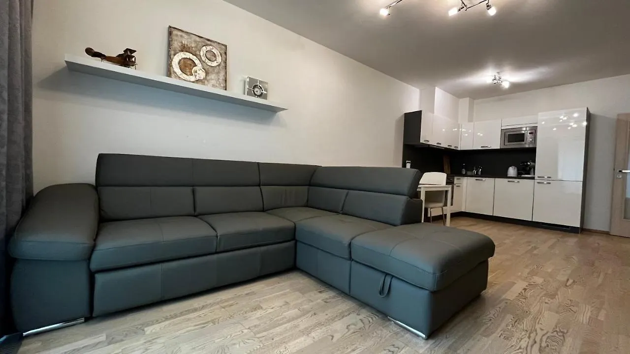 Residence Garden Tower - 8 Min Do Centra, Garaz Prague Apartment